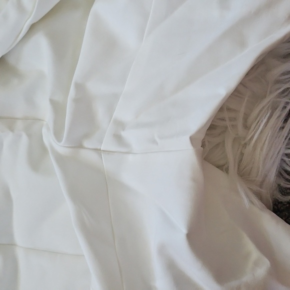 Vince Camuto Off- White Tailored Shorts with 6" Inseam - Picture 7 of 12